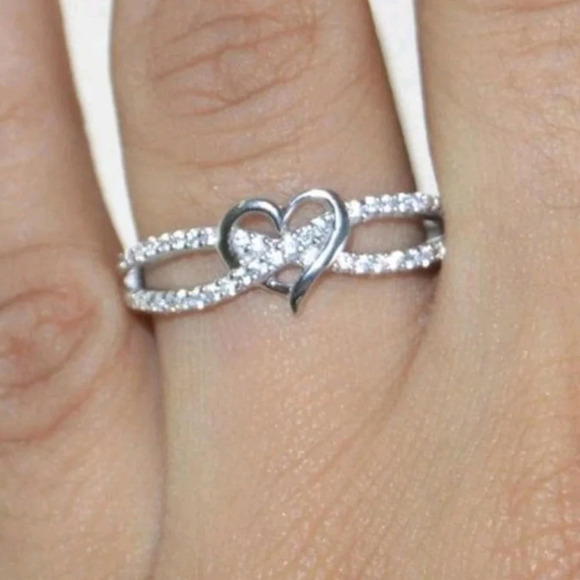 Women's Heart Shaped Infinity Fashion Ring 9 - Picture 1 of 3